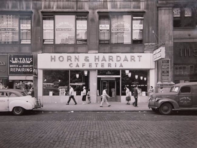 Restauracja Horn & Hardart Automat, 1902. Pierwsza restauracja w pełni obsługiwana przez automaty vendingowe wydające posiłki 