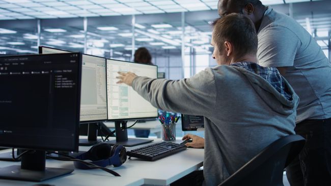 Praca nad software.  Źródło: Freepik | Oprogramowanie maszyn vendingowych OptiVendi